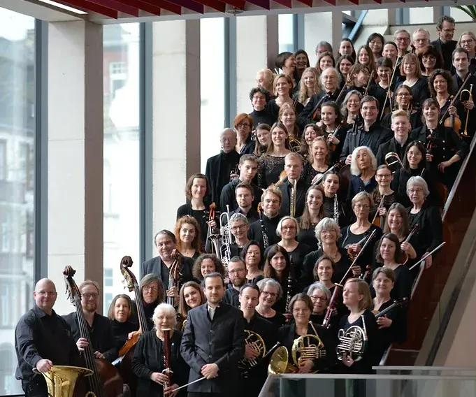 Gruppenbild der Marburger Philharmonie auf einer Treppe